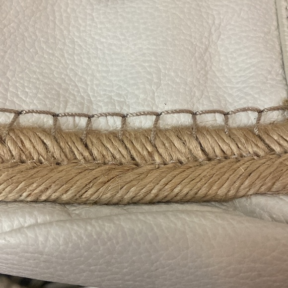 Tommy Bahama Cowhide Leather Crossbody Bucket Rattan Braid Bottom - Picture 3 of 4